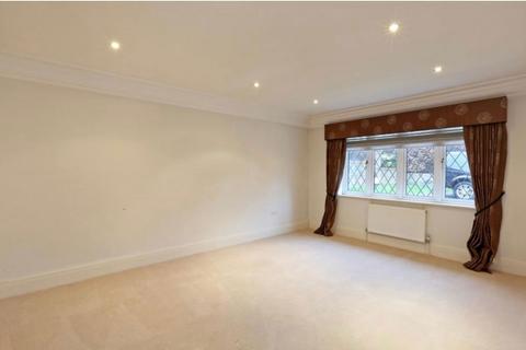 5 bedroom detached house to rent, Goodyers Avenue, Radlett, WD7 8AY