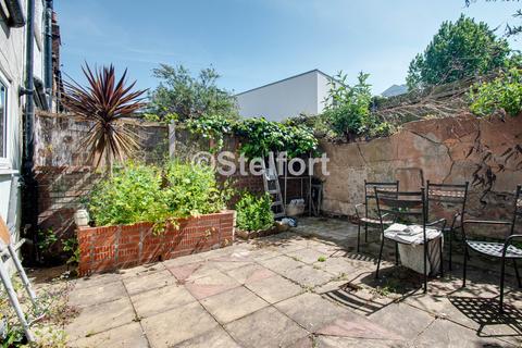 4 bedroom terraced house to rent, Gillespie Road, London N5