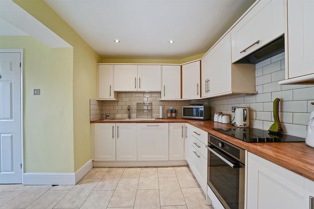 Anthony Drive, StanfordLeHope 3 bed detached house £485,000