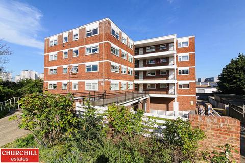 43 Lynwood Close, London, E18 1DP