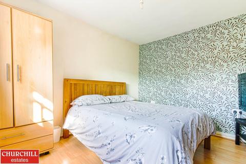 43 Lynwood Close, London, E18 1DP