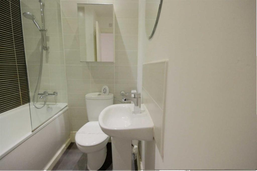 70 Deerfield Close - Bathroom 2