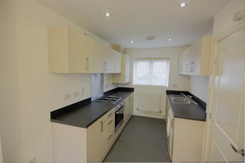 70 Deerfield Close - Kitchen 2