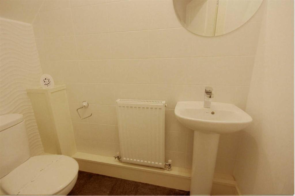 70 Deerfield Close - Toilet