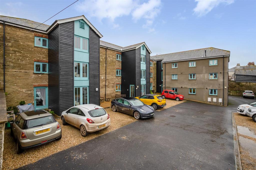 Ebrington Street, Kingsbridge 2 bed apartment £850 pcm (£196 pw)