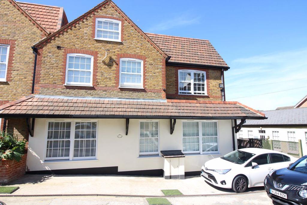 Highfield Court, Highfield Road, Bushey 2 bed flat £1,395 pcm (£322 pw)