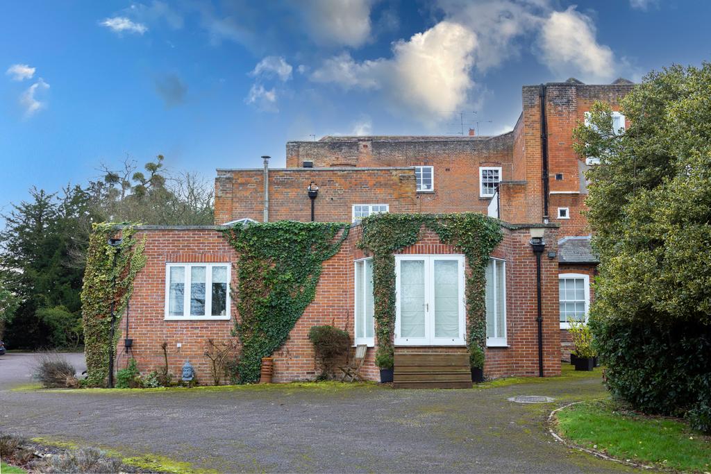 Beech Hill House, Wood Lane, Beech Hill, Reading, RG7 2BE 4 bed flat