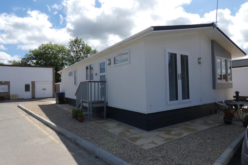 The Park Homes, Milestone Road, Carterton, Oxon, OX18 3RT 2 bed mobile