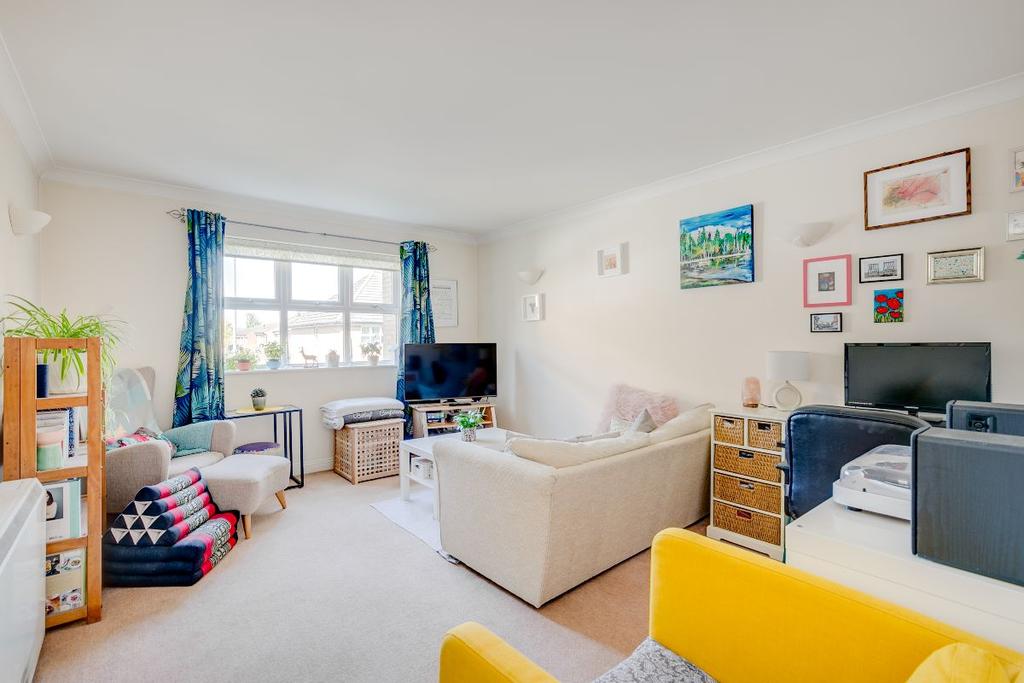 Hillary Drive, Isleworth 2 bed apartment £320,000