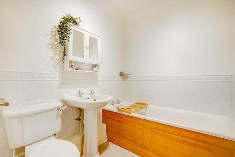 65 Hillary Drive, Isleworth, TW7 7EG