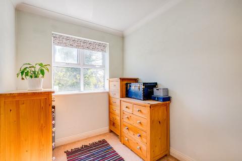65 Hillary Drive, Isleworth, TW7 7EG