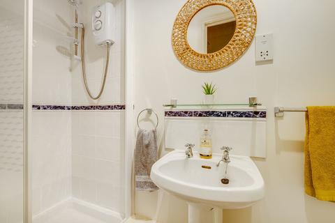 65 Hillary Drive, Isleworth, TW7 7EG