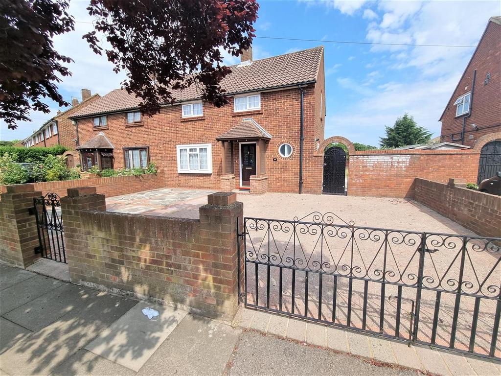Clare Road, Stanwell 2 bed semidetached house £1,425 pcm (£329 pw)
