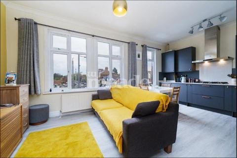 2 bedroom flat for sale, Hale End Road, Highams Park, E4