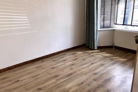 3 bedroom flat to rent, Woodfield Avenue, Colindale, NW9