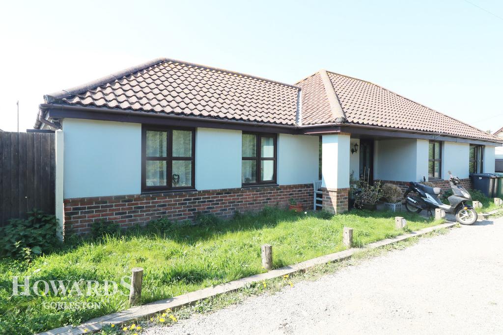 Beccles Road, Bradwell 3 bed detached bungalow £265,000