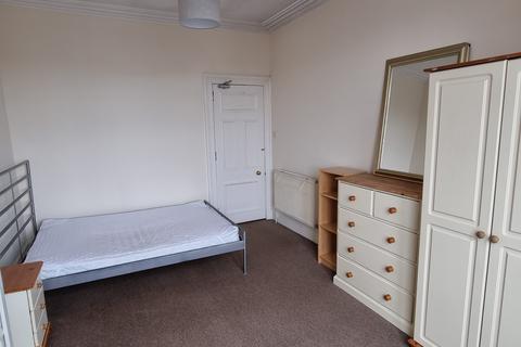4 bedroom flat to rent, Elmfield Avenue, Aberdeen AB24