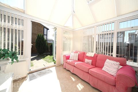 1 Lesbury Close, Luton, LU2 9UP
