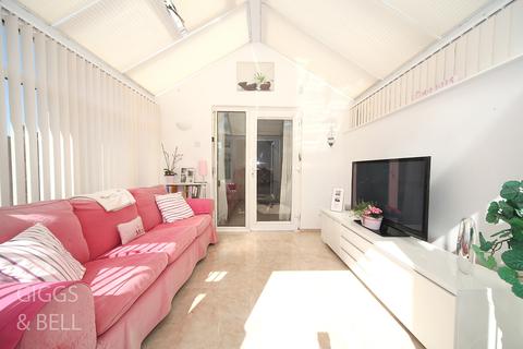 1 Lesbury Close, Luton, LU2 9UP
