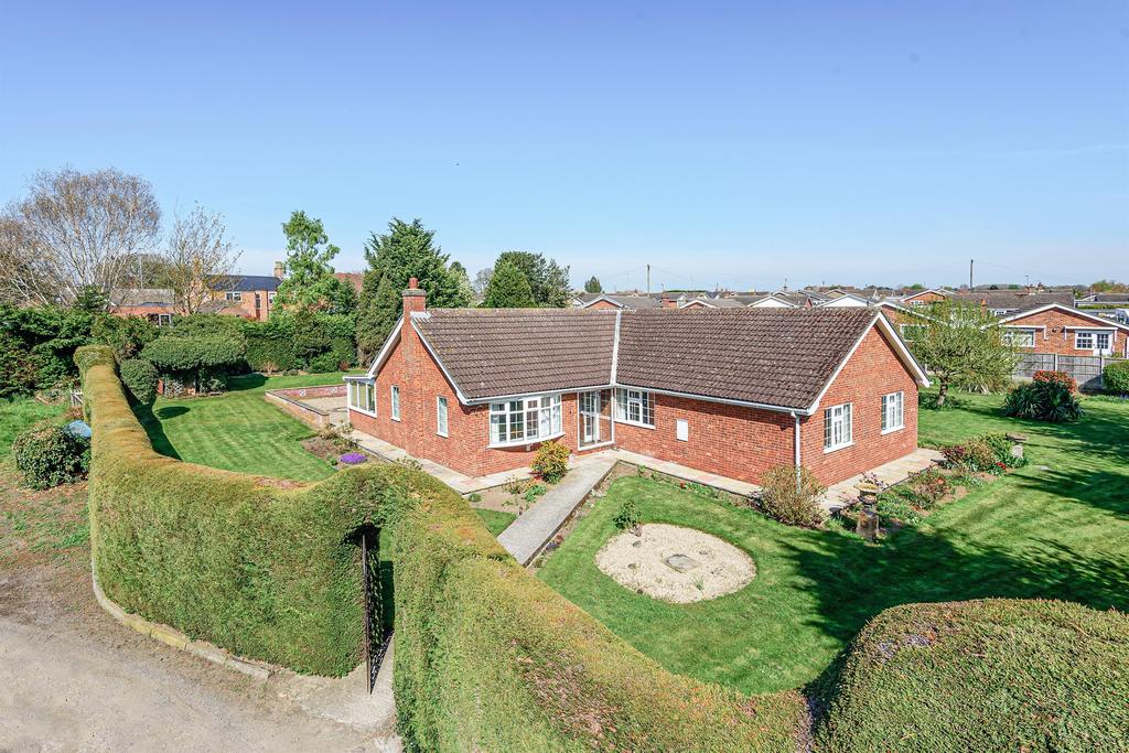 Holt Lane, Horncastle, Lincs, LN9 6AN 3 bed detached bungalow £450,000