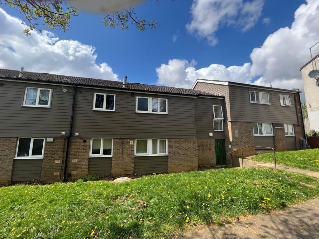 South Holme Court, Thorplands, Northampton NN3 8AL 2 bed flat £800
