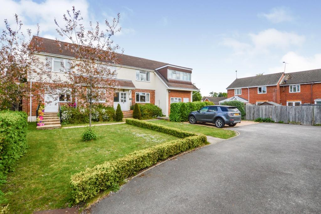 Church Lane, Farnborough, Hampshire... Studio £700 pcm (£162 pw)