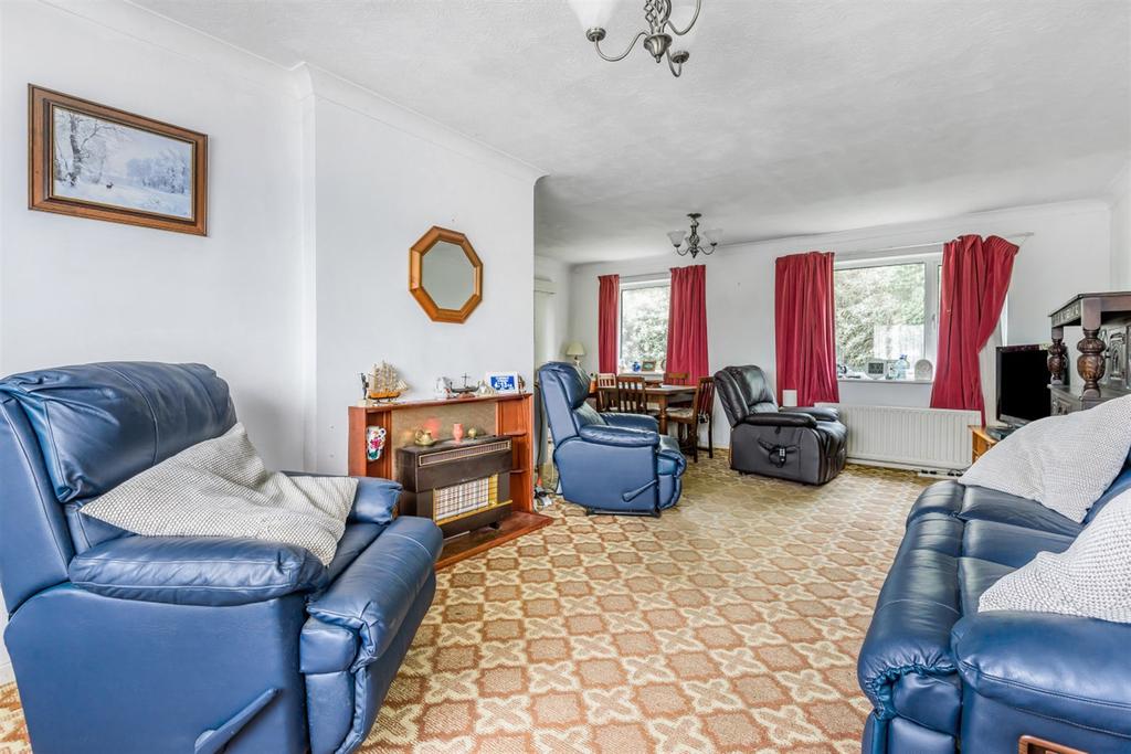 Sunnymead Drive, Selsey, PO20 3 bed detached bungalow £365,000