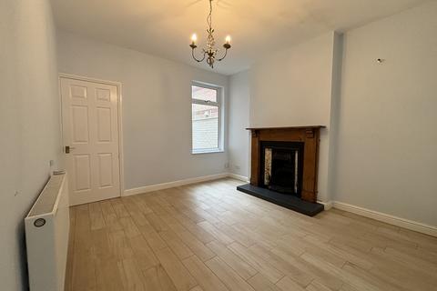 3 bedroom end of terrace house to rent, Yew Tree Road, Wylde Green