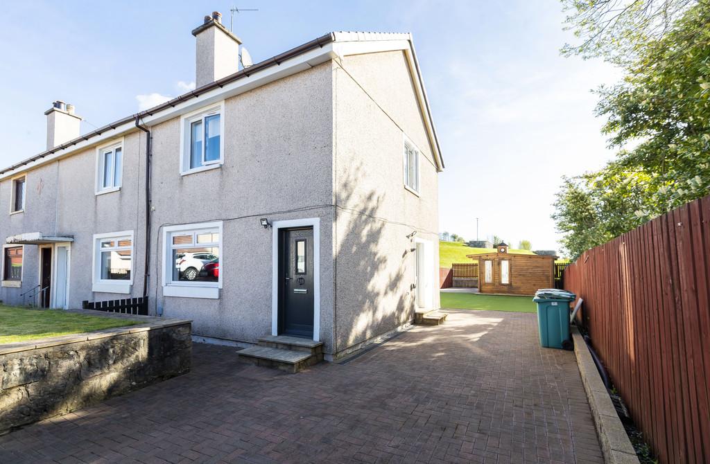 Montrose Gardens, Kilsyth 2 bed end of terrace house £132,500