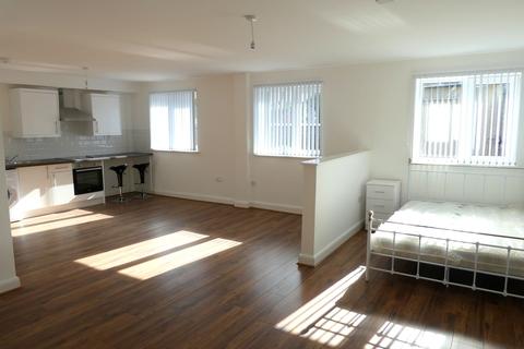 Studio to rent - Stockport Road, Manchester