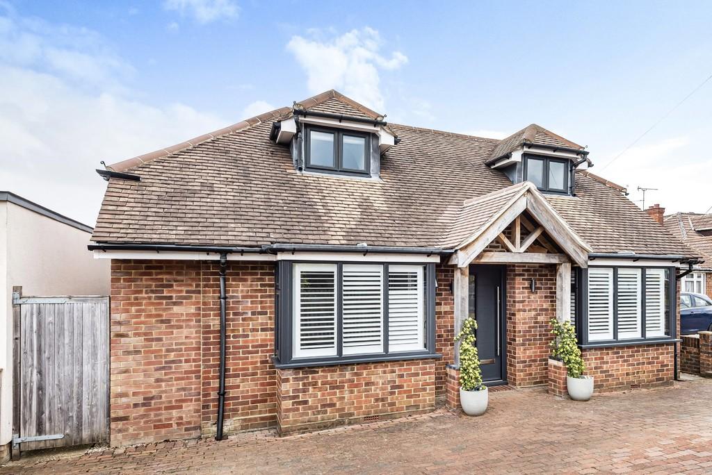 Grove End Road, Farnham 3 bed detached house £850,000