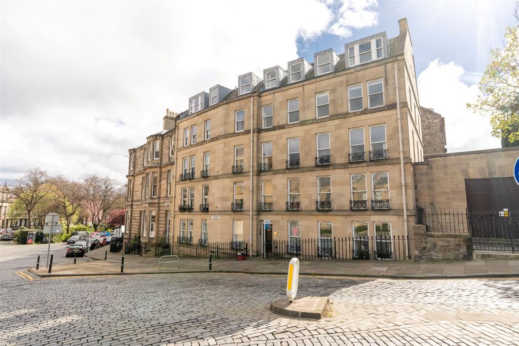 32/9 St. Bernards Crescent, Edinburgh, EH4 2 bed flat £1,395 pcm (£