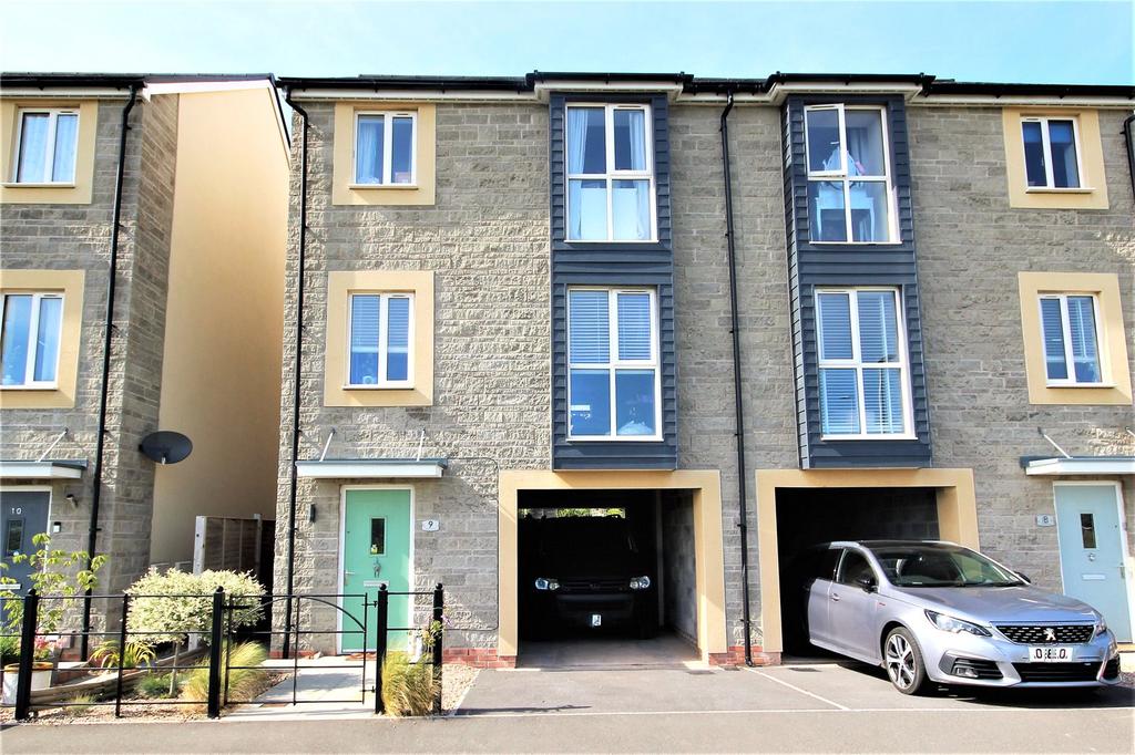Mamba Grove, WestonsuperMare... 3 bed semidetached house £290,000