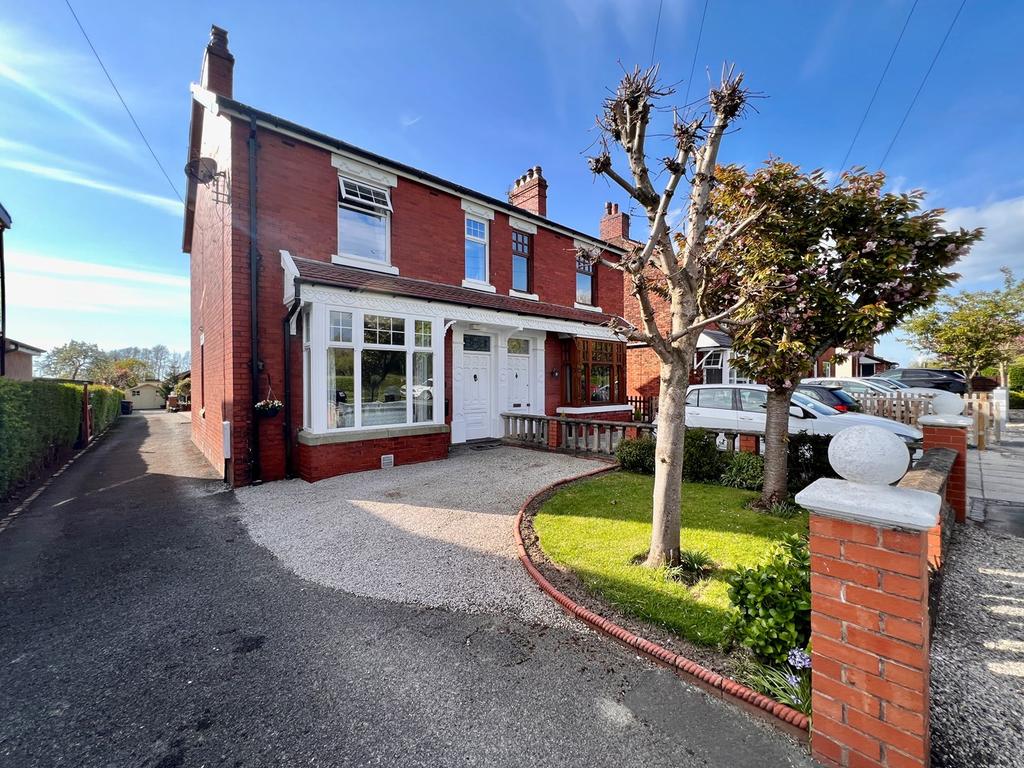 Liverpool Road, Longton, Preston, PR4 3 bed semidetached house £385,000