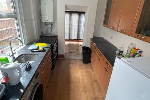 3 bedroom terraced house to rent, High Town Road, Luton