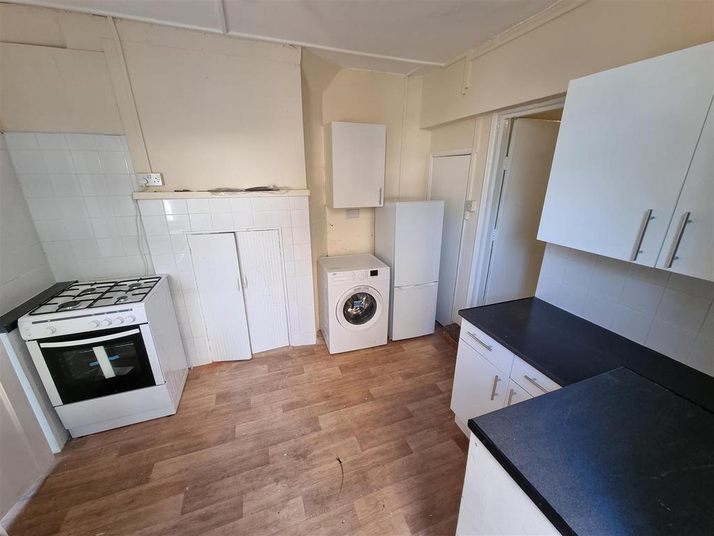 Room 2, 97 Brudenell Road Kitchen.jpg