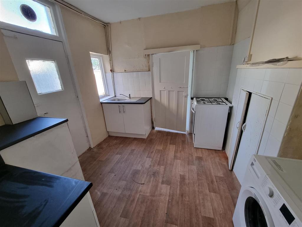 Room 2, 97 Brudenell Road Kitchen 2.jpg
