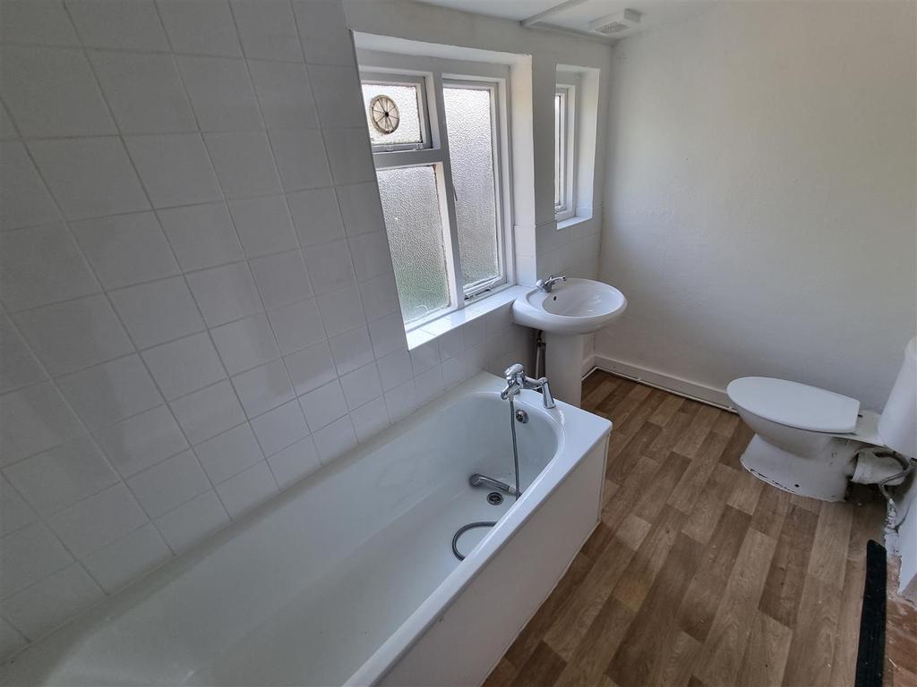 Room 2, 97 Brudenell Road Bathroom.jpg