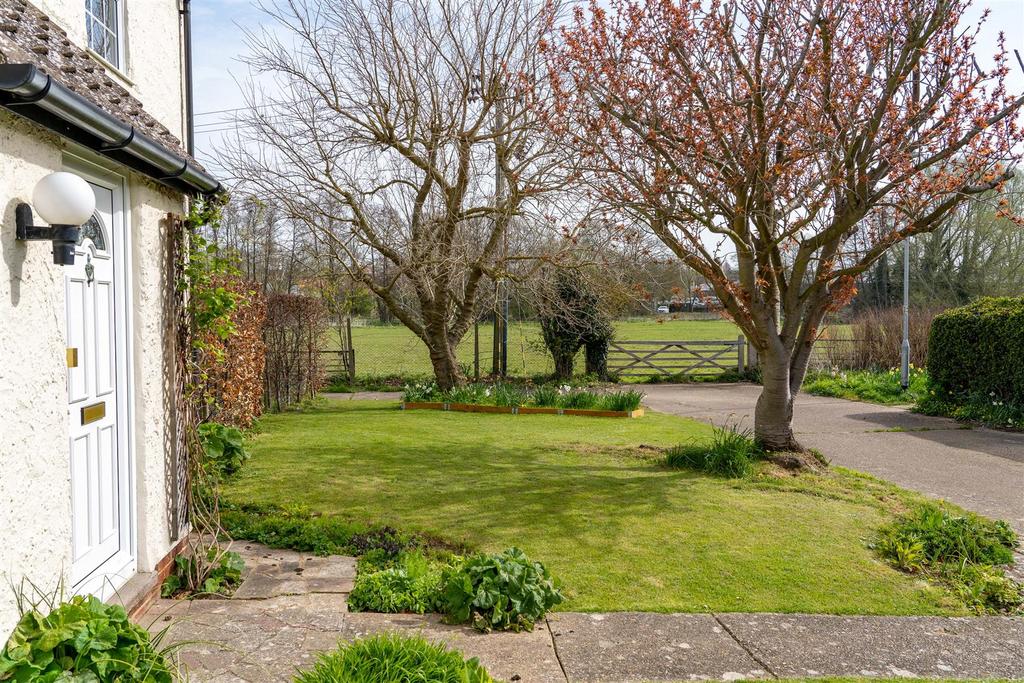 16 Ann Beaumont Way, Hadleigh 5 bed link detached house for sale £560,000