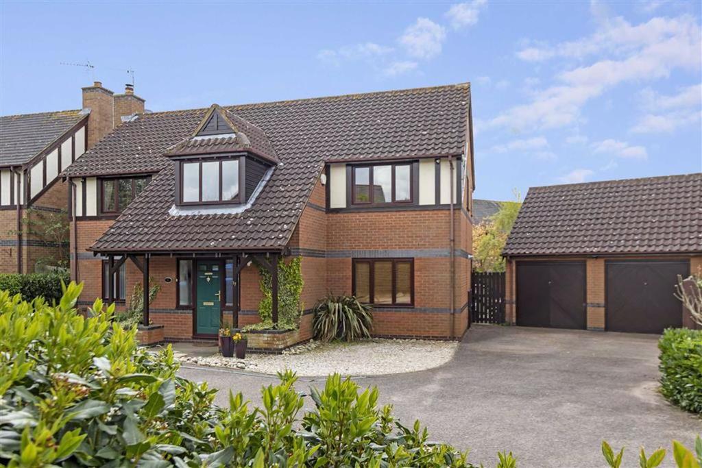 Bartholomew Close, Walton Park, Milton Keynes, Bucks 5 bed detached