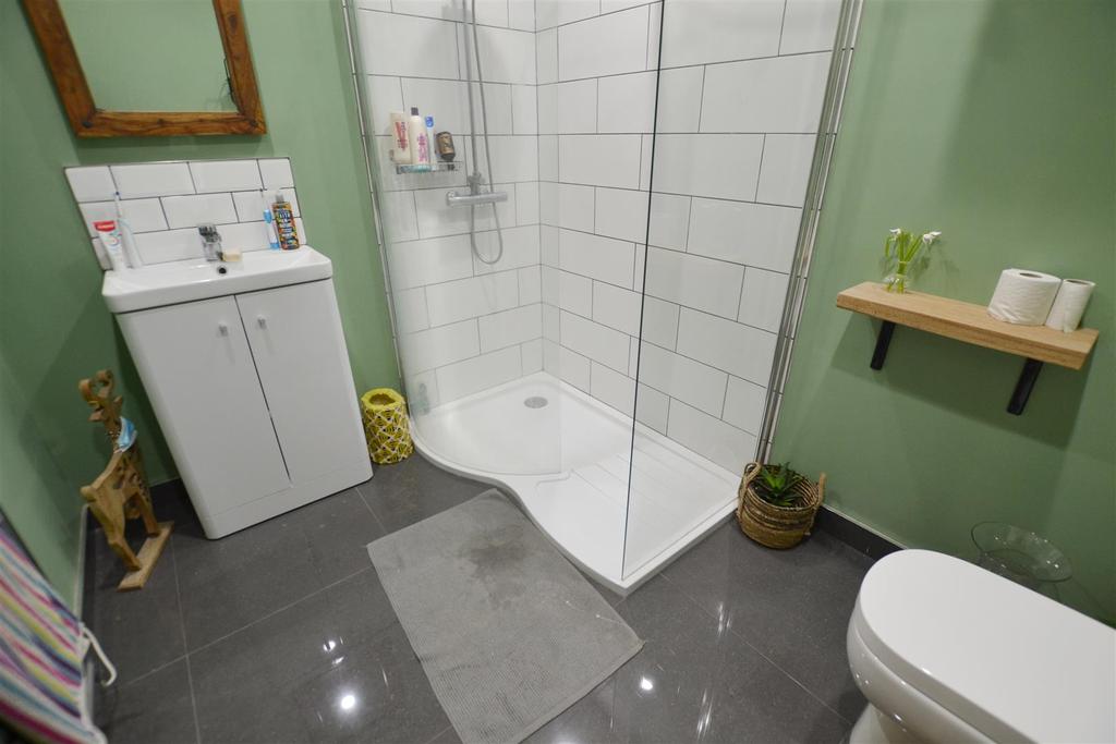 Owners bathroom (1).jpg