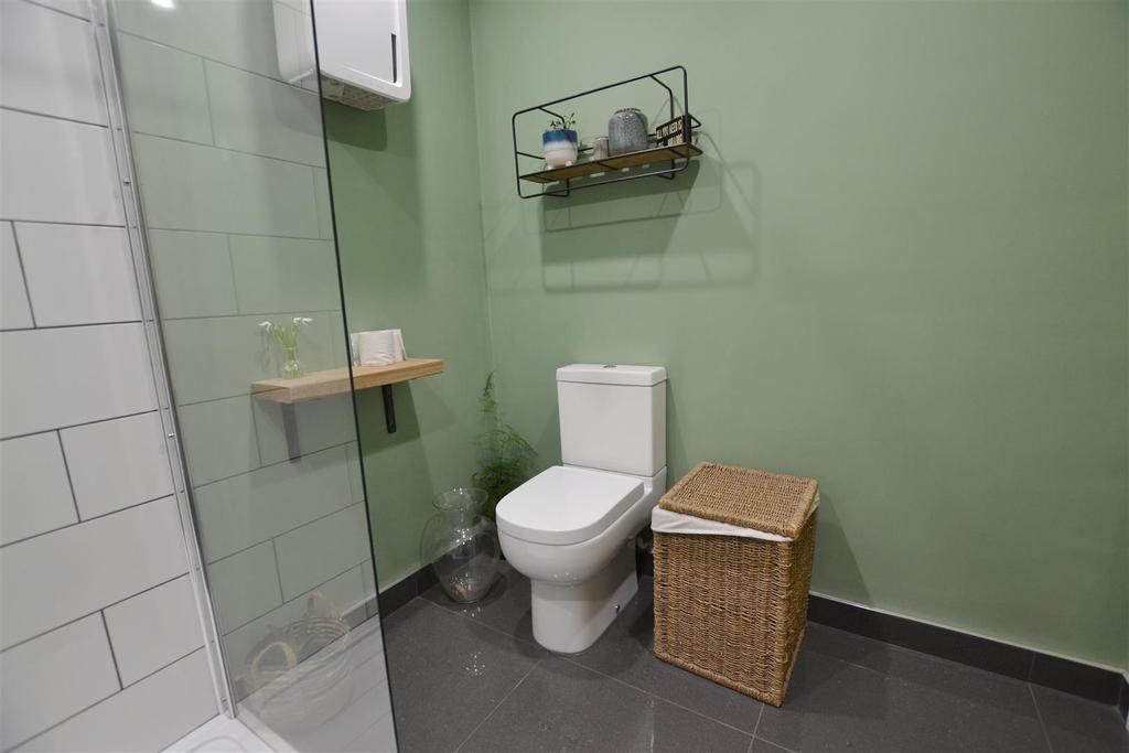 Owners bathroom.jpg