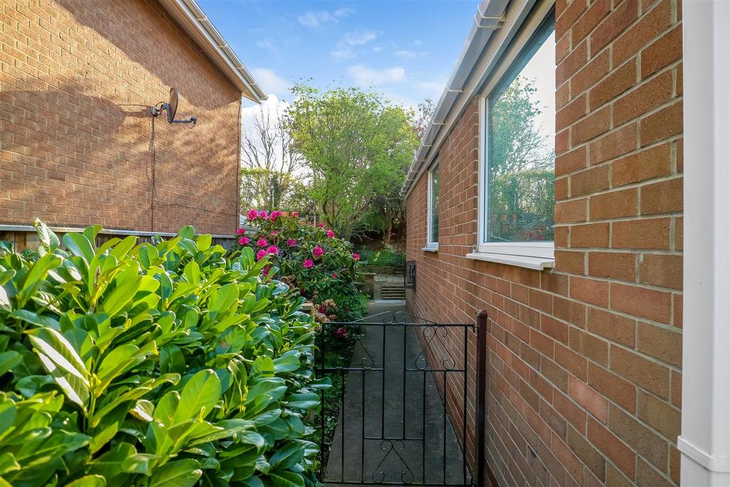 Leith Road, Darlington 3 bed detached house £995 pcm (£230 pw)