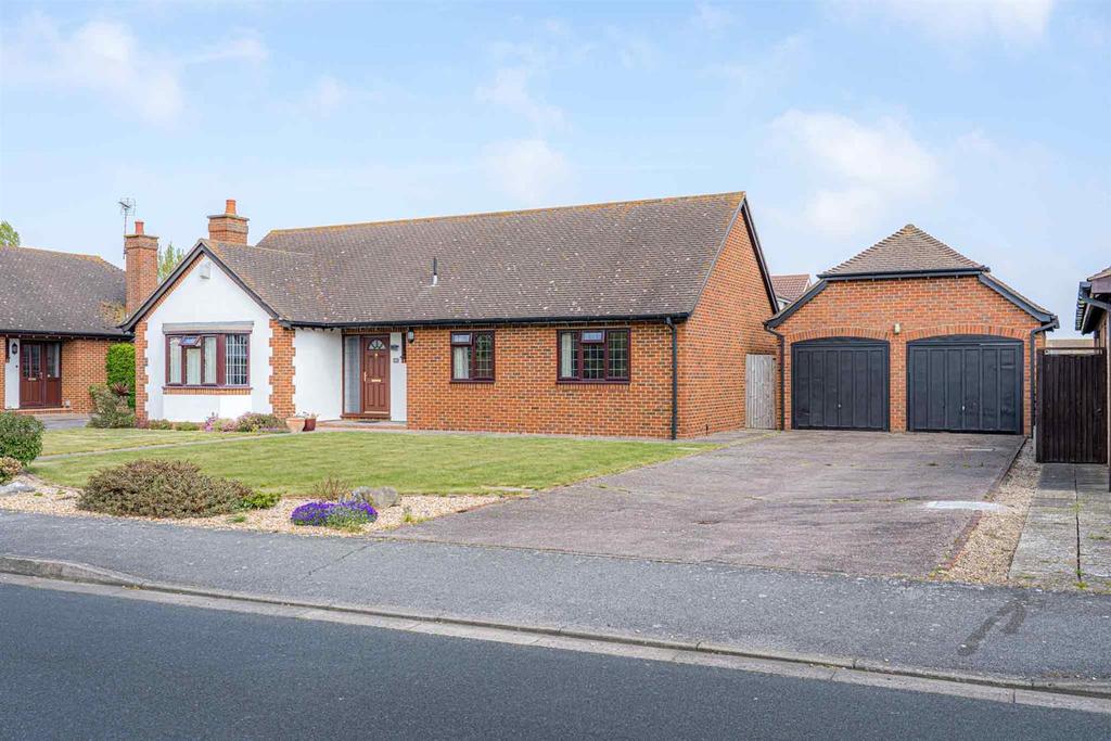 The Ridings, Chestfield, Whitstable 3 bed detached bungalow £1,700