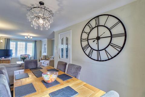 38 Springbank Close, Farsley, Pudsey, LS28 5EW