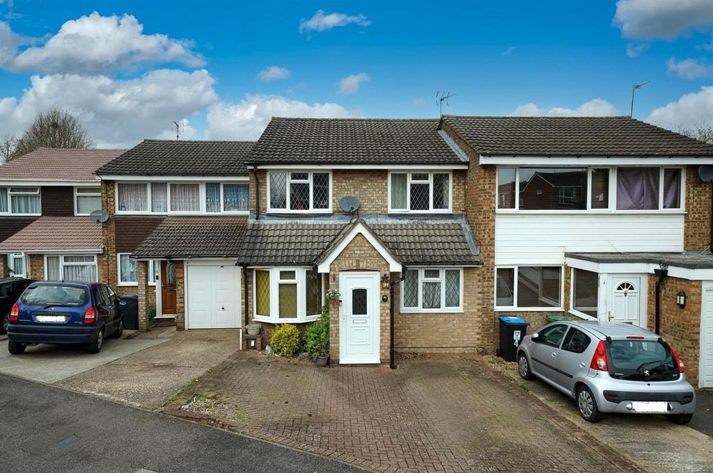 Roydon Court, Woodhall Farm, Hemel Hempstead, HP2 7PA 3 bed terraced