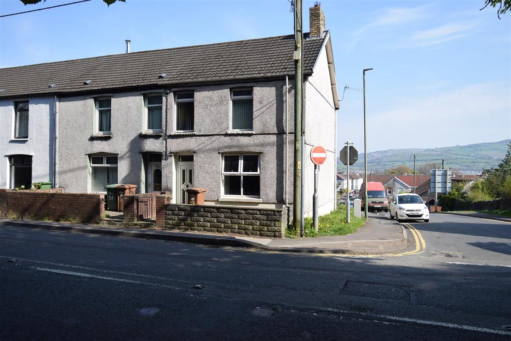 Nantgarw Road, Caerphilly 3 bed end of terrace house £180,000
