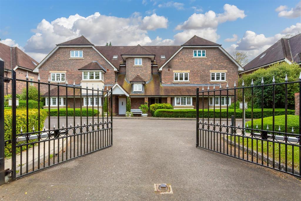 Babylon Lane, Lower Kingswood, Tadworth 2 bed apartment £350,000