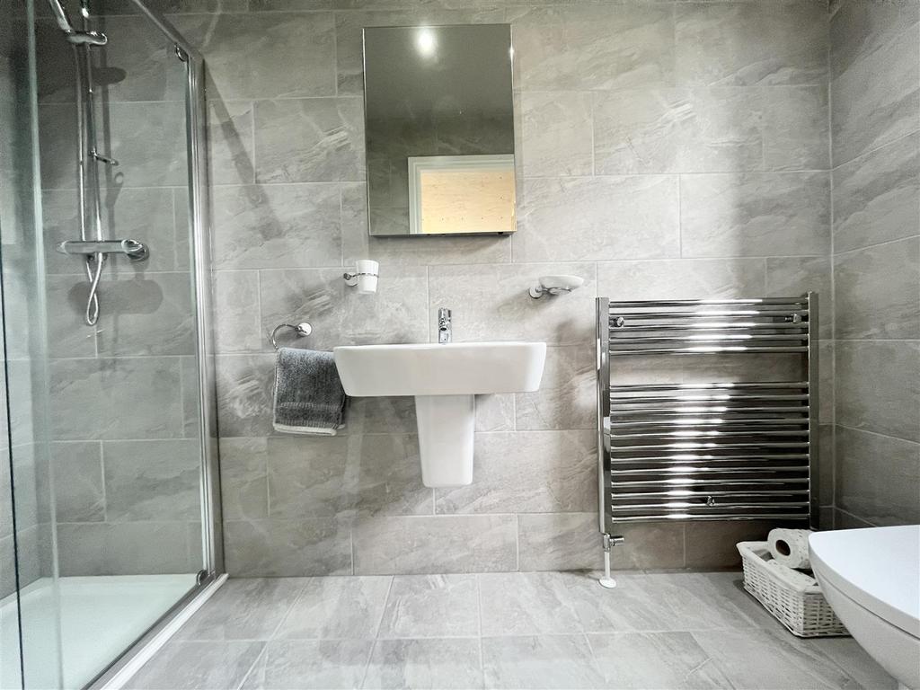 En suite shower room/wc