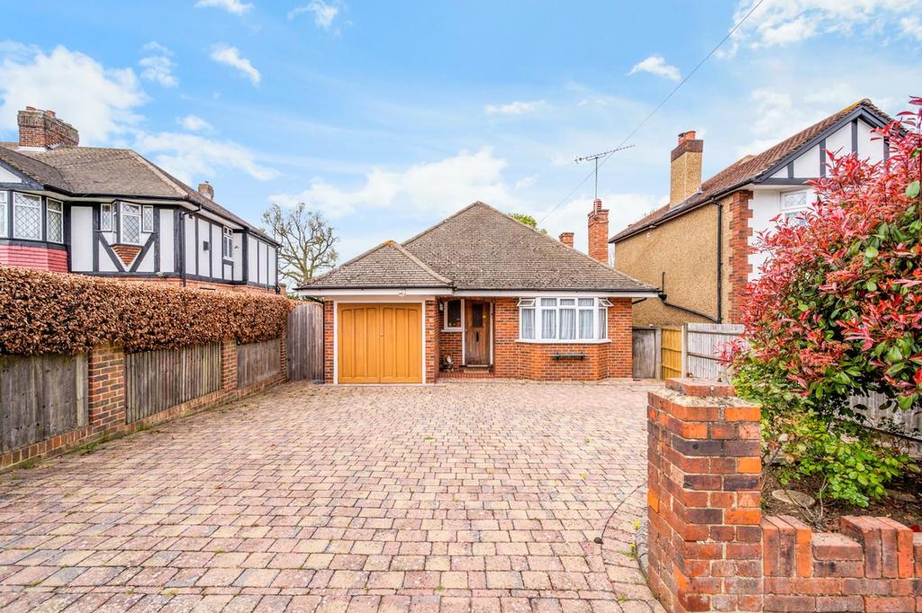 Thorndon Gardens, Stoneleigh 3 bed detached bungalow for sale £700,000